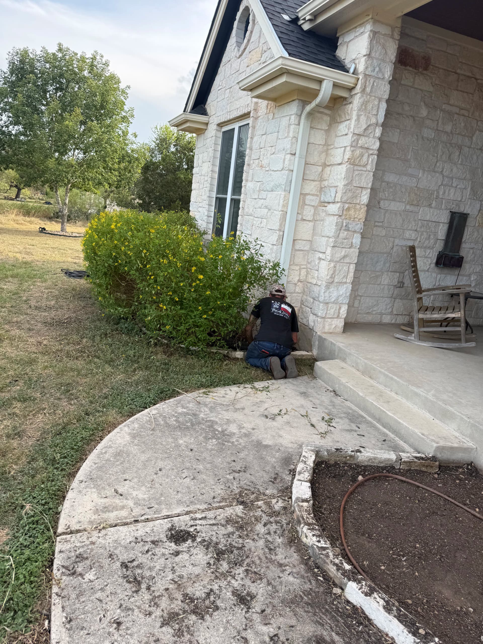 Gallery photos for Flower Bed Cleanup and Patio Planter Project in Buda Texas: Image #5